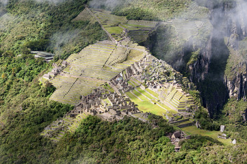 widok na ruiny Machu Picchu widziane z Huayna Picchu