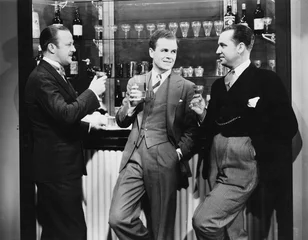 Photo sur Plexiglas Rétro Businessmen drinking together at bar 