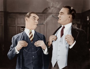 Dwóch mężczyzn palących cygara - 104447889
