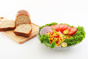 新鮮なサラダとパン