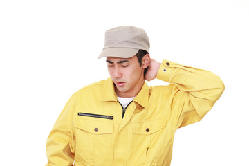 疲れた表情の作業員