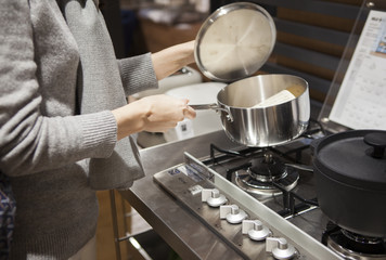 Women are thinking about buying a pot in the store