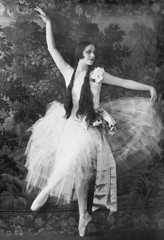Ballet dancer on her toes 