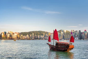 Kissenbezug Segelschiff und die Skyline von Hong Kong Island am Abend © efired