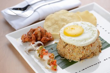 Fried rice with egg, chicken and prawn cracker