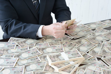 大金を手にしたビジネスマン