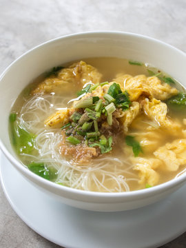 noodle clear soup white bowl