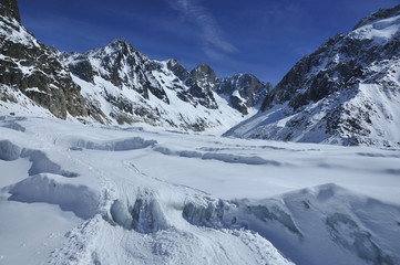 Fototapeta na wymiar Ski tracks on a glacier
