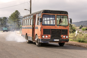 Strassenszene mit altem Bus für Personennahverkehr Qualm - Konzept Diesel Abgase Transport Historie Technology Umweltverschmutzung