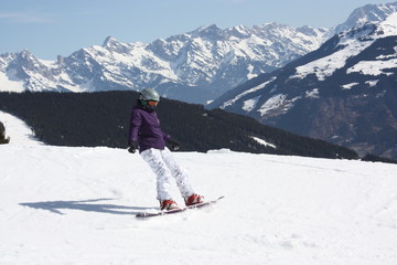Fototapeta na wymiar Snowboarder sliding downhill. 