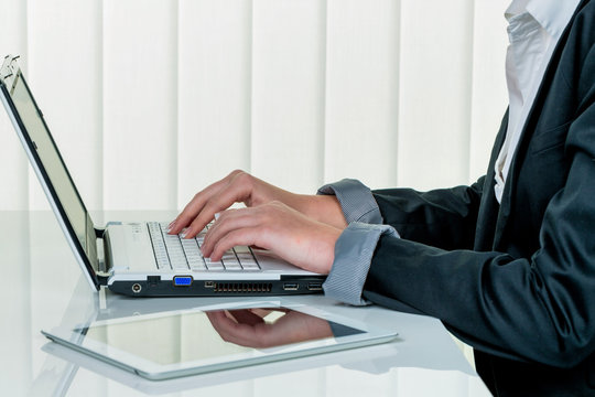 Frau im B&uuml;ro mit Laptop Com puter