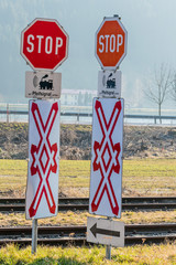 Stopschilder Bahnübergang Pfeifsignal