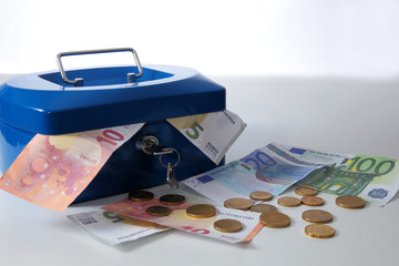 Geldkassette mit Geldscheinen und M&uuml;nzen