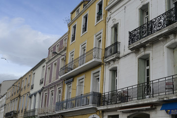 Fototapeta na wymiar port de sète, facades colorées