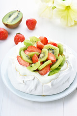Pavlova meringue cake