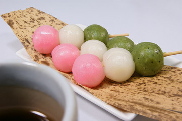 竹笹にのせた三色団子