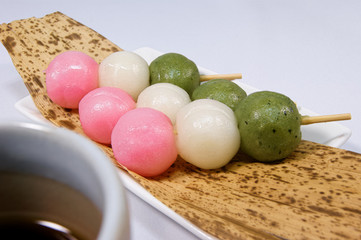 竹笹にのせた三色団子