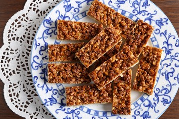 Cake with caramelized walnuts.