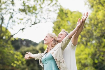 Obraz premium Cute couple raising arms