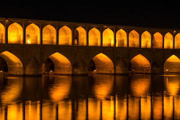 Nachtmening van Si-o-se-brug in Esfahan, Iran