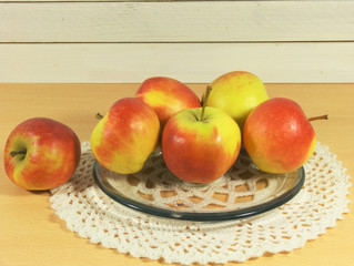 Äpfel auf dem Tisch