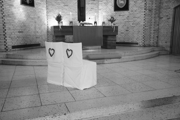 Kirchenaltar mit Hochzeitsstühlen