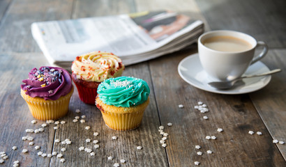 Cupcakes for Kaffeetasse und Zeitung