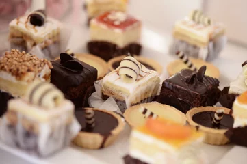 Rolgordijnen mini cakes on the table © hreniuca