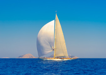 Fototapeta na wymiar sailing in Spetses island in Greece
