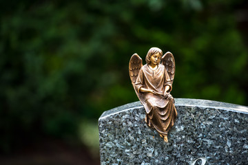 Engel auf Grabstein
