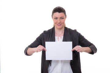 frau hält hinweisschild hoch