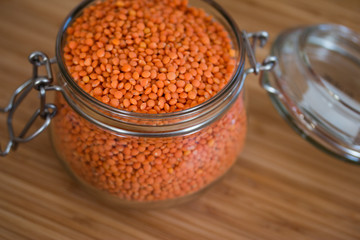 Rote Linsen in Glasbehälter