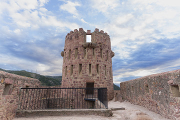 Torre almenada en el castillo de Vilafam&eacute;s (Castell&oacute;n, Espa&ntilde;a).
