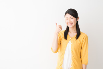 女性　グッドサイン