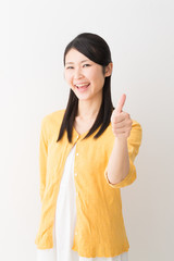 女性　グッドサイン