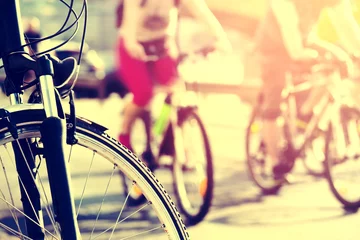 Photo sur Plexiglas Vélo détail de roue de vélo avec cycliste flou