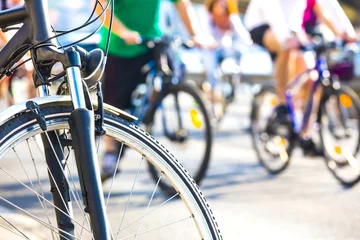 Foto op Plexiglas Fietsen fietswiel detail met wazige fietser