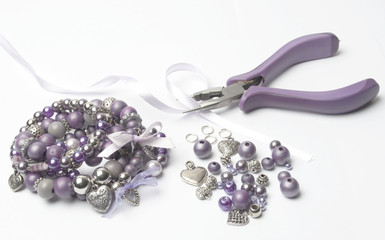 armband maken van kralen en bedeltjes
