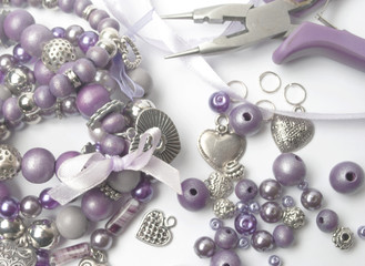 armband maken van kralen en bedeltjes