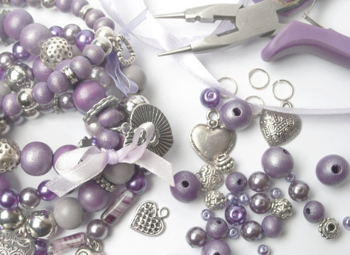 armband maken van kralen en bedeltjes