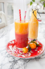 Smoothie aus verschiedenen Fruechten