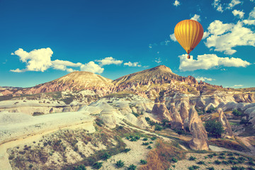 Fototapeta na wymiar Hot air balloon over Cappadocia