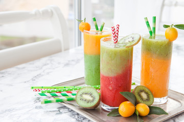 Smoothie aus verschiedenen Fruechten