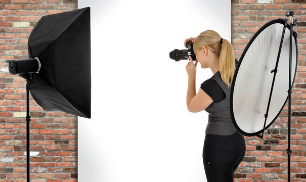 Fotograf in Fotostudio mit Freiraum f&uuml;r Model, Montage oder Bildmontage 