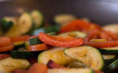 Gesunde Gemüsepfanne mit Zucchini, Karotten und Paprika
