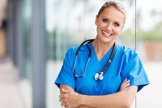 Фото в мини врачи Middle Aged Female Nurse Изображения: просматривайте стоковые фотографии, вектор