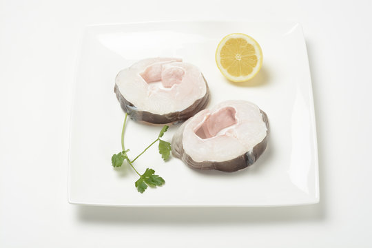 Dos trozos de congrio en un plato