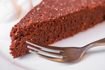 Schokokuchen angerichtet auf Teller