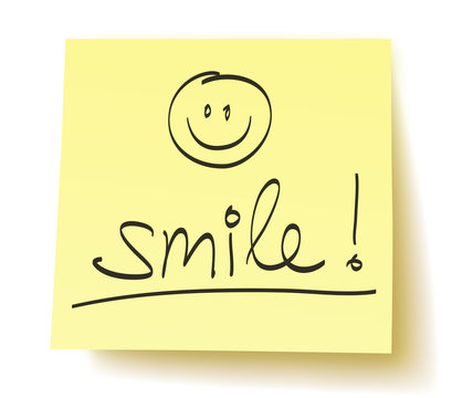 Quadratisches Postit mit der Aufschrift: „Lächle!“ und gezeichnetem Smiley – handschriftlich, Vektor, freigestellt