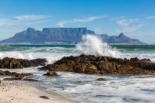 K&uuml;ste in Kapstadt mit Blick auf den Tafelberg
